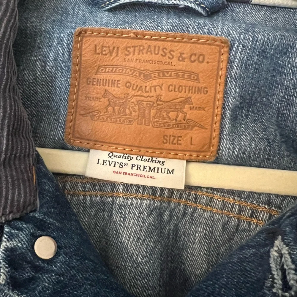 Levi's Dark Blue Denim Jacket with Dark Gray Corduroy Collar - Picture 2 of 4